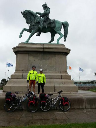 Devant la statue de Napoléon à Cherbourg.